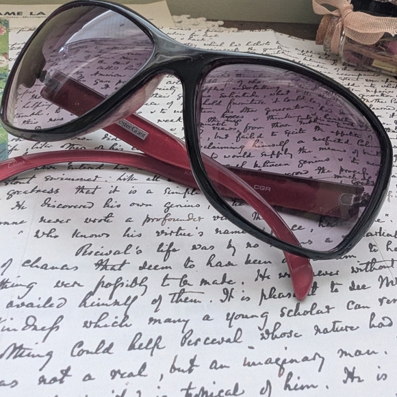 Stylish Black and Red Sunglasses Foster Grant - Picture 2 of 5